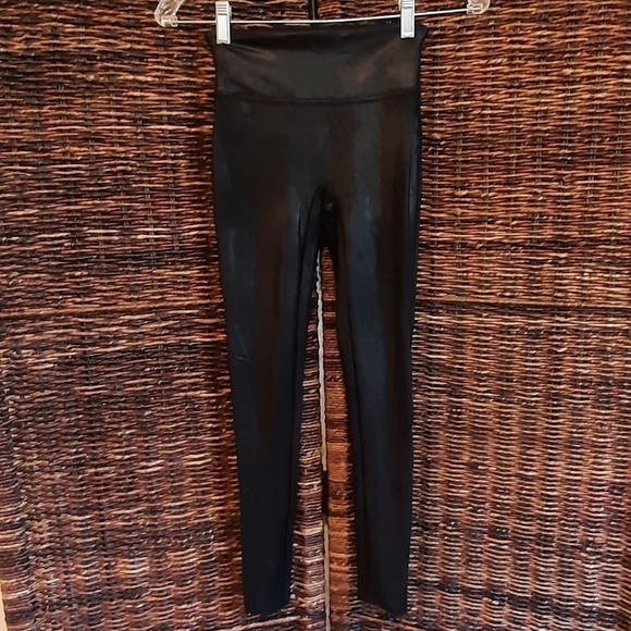 Spanx Faux Leather Leggings 2437Q Women's XS Black Athletic Coated Workout Chic - Picture 1 of 6